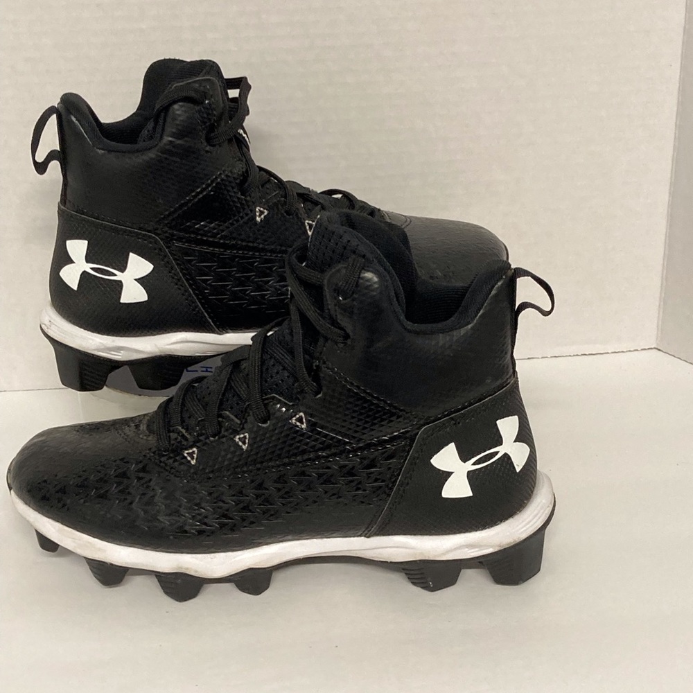 Youth Under Armour cleats size 4Y VGUC